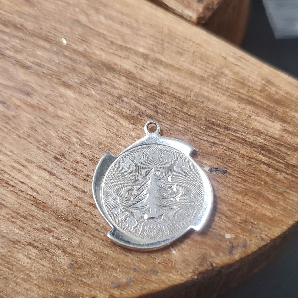 P270 Merry Christmas Medallion‎ Pendant Collectible